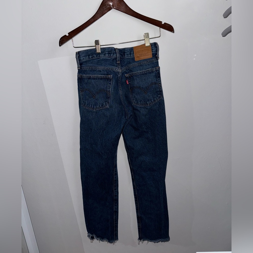 Levi’s Wedgie Icon Fit Medium Wash Distressed Cropped High-Rise Jeans - Picture 5 of 10